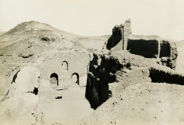 Interiør av det store tårnet (qasr) i St. Simeons kloster, Aswan, Egypt, fotografert av Ugo Monneret de Villard