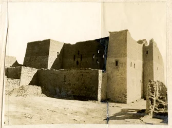 Stort tårn (qasr) i St. Simeons kloster, Aswan, Egypt, fotografert av Ugo Monneret de Villard