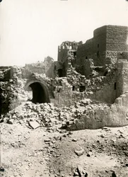 Stort tårn (qasr) i St. Simeons kloster, Aswan, Egypt, fotografert av Ugo Monneret de Villard