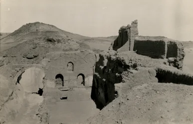 Stort tårn (qasr) fra St. Simeons kloster, utsikt over passasjen før utgravningen, Aswan, Egypt, fotografert av Ugo Monneret de Villard