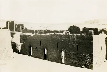 Overnatting i den nedre terrassen til St. Simeon-klosteret, Aswan, Egypt, fotografert av Ugo Monneret de Villard