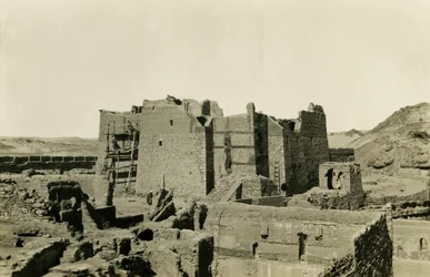 St. Simeons kloster under restaureringen, Aswan, Egypt, fotografert av Ugo Monneret de Villard