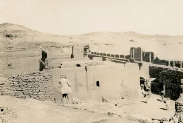 St. Simeons kloster, med utsikt mot den nedre terrassen, Aswan, Egypt, med Ugo Monneret de Villard stående med ryggen til kameraet, fotografert av Ugo Monneret de Villard