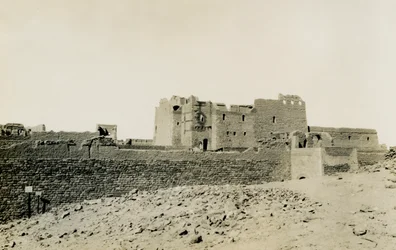 St. Simeons kloster, sett utenfra fra øst, Aswan, Egypt, fotografert av Ugo Monneret de Villard