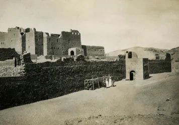 St. Simeons kloster, sett utenfra med østmuren, Aswan, Egypt, fotografert av Ugo Monneret de Villard