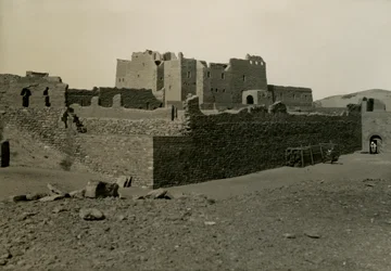 St. Simeons kloster, sett fra sørøst, Aswan, Egypt, fotografert av Ugo Monneret de Villard