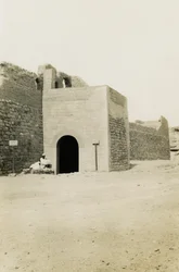 St. Simeons kloster, utsikt over porten og det orientalske tårnet, Aswan, Egypt, fotografert av Ugo Monneret de Villard