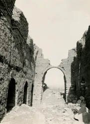 Ruiner av kirke nær Nilo-elven, utsikt over interiøret, Adendan, Egypt, fotografert av Ugo Monneret de Villard