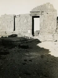 Ruiner av tempelet, Qasr Ibrim, Egypt, fotografert av Ugo Monneret de Villard