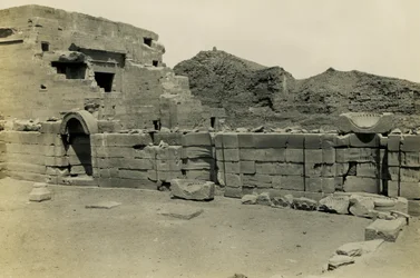 Ruiner av den koptiske kirken nær Hathor-tempelet, Dendera, Egypt, fotografert av Ugo Monneret de Villard