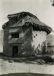 Firkantet hytte med stråtak, Axum, Etiopia, fotografi av Ugo Monneret de Villard