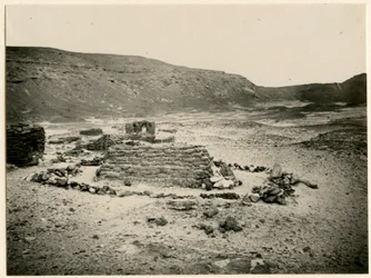 Grav i den sørlige nekropolisen, Qasr Ibrim, Egypt, fotografert av Ugo Monneret de Villard