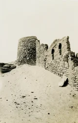 Tårnet i St. Simeons kloster, Aswan, Egypt, fotografert av Ugo Monneret de Villard