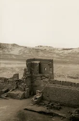 Vesttårnet i St. Simeons kloster, Aswan, Egypt, fotografert av Ugo Monneret de Villard