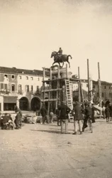 Ryttermonumentet "Gattamelata", under restaurering, i Padova under første verdenskrig