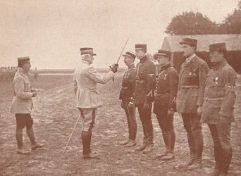 En fransk general som gir dekorasjoner til flygere, c1918 1919