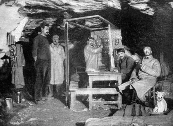 En fransk telefonpost i en hule, Frankrike, første verdenskrig, 1915