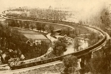 Et gigantisk godstog på femtifire varebiler trukket av én motor, Chicago og North West Railway, 193