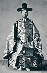 En japansk hoffadel i gammel kjole, 1902