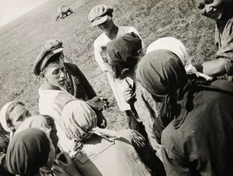 En Kolkhoz-brigade tar en pause, USSR, 1931