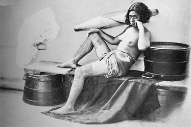 En Marquesa-kvinne med den nedre delen av bena fullt tatovert, 1902