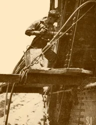 En medrivende hammer i drift på Sydney Harbour Bridge, c1930.