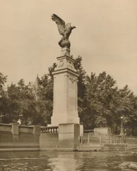 En romersk ørn symboliserer passende de flygende mennene fra den store krigen, c1935.