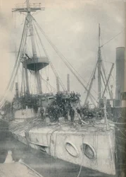 En redningstriumf. Cruiseren Gladiator, støttet av bergingsbåter, 1908, 1936