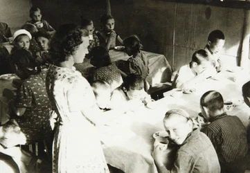 En Young Pioneers leirkantine, USSR, 1930-tallet