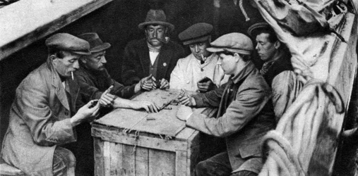 En lekter og kameratene hans spiller domino i lasterommet på en kanalbåt, 1926-1927