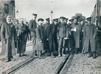 Et parti med Neuve Chapelle såret på en fransk jernbanestasjon, 1915