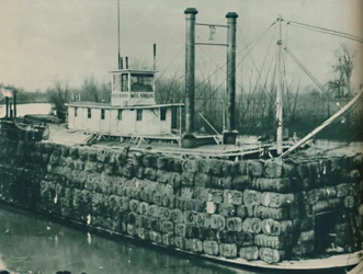 En full last med bomull monteres ofte høyt over dekkene på Mississippi-dampbåtene, 1937