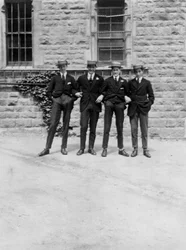En gruppe skolegutter eller elever fra 1900-1930-tallet