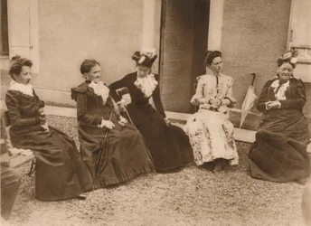 En gruppe kvinner som snakker, 1937