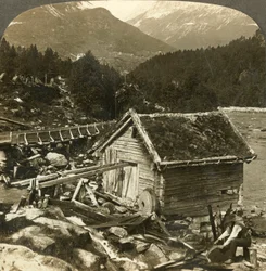 En tømmermølle og en vannhjulslipestein, ved Stalheimselva, Nærdal, ca 1905.