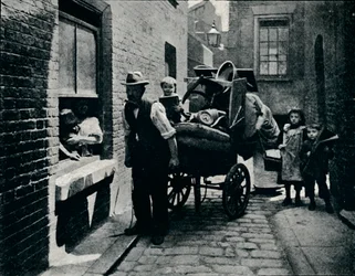 En flytting i Slumopolis, London, c1901 1901