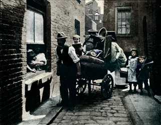 En flytting i Slumopolis, London, c1901 1901