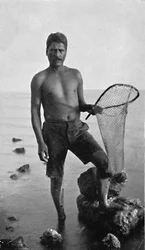 En innfødt rekefisker, Hawaii, med garnet sitt, 1902