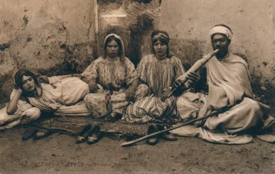 Et fotografi som viser tradisjonelle arabiske mennesker, c1909