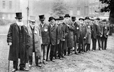 En rad med gamle drosjebiler, London, 1926-1927