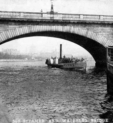 En dampbåt som passerer under Waterloo Bridge, London, tidlig på 1900-tallet