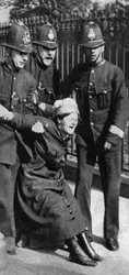 En suffragette blir arrestert, ca 1910-tallet 1935