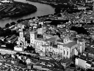 Luftutsikt over pavenes palass (1335-1355) og katedralen Notre Dame des Doms (Notre-Dame-des-Doms) (1100-tallet). Avignon, Vaucluse