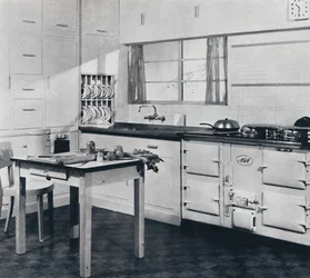 Aga Heat Ltd. Aga-komfyr modell F for et stort hus, utført i svart og kremfarget glassur