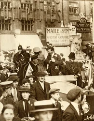 Alcock og Brown... etter den første direkte transatlantiske flygningen, London, juni 1919, 1935