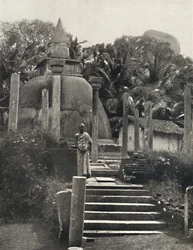 Ambatthala Dagoba i Mihintale, hvilested for relikviene til Mahinda, bygget 275 f.Kr. 1926