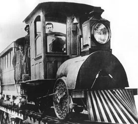 Den amerikanske oppfinneren Thomas Alva Edison om bord på en elektrisk jernbane, 1892