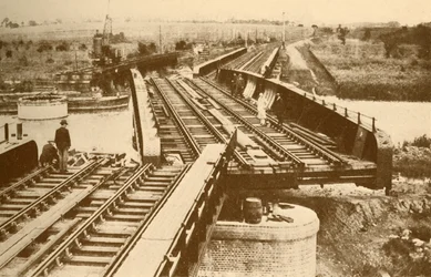 En elektrisk drevet svingbro, ved Beccles, nær Yarmouth London og North Eastern Railway