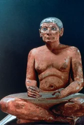 Gammel egyptisk figur av en sittende skriver, 25.-24. århundre f.Kr