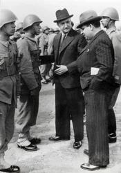 Antonio de Oliveira Salazar (1888-1970), diktator i Portugal fra 1932 til 1968, inspiserer troppene under et besøk på Azorene, 5. april 1941 (s/hv-bilde)